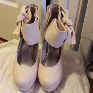 Cream color size 7 barley worn.